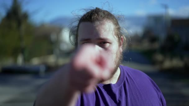 Homem Crítico Furioso Apontando Dedo Para Câmera Lado Fora Uma — Vídeo de Stock