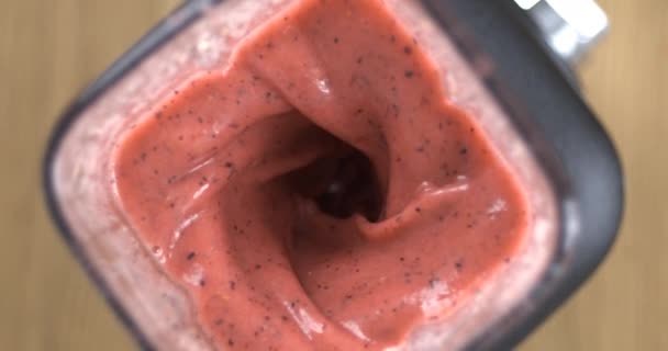 Preparação Smoothie Ângulo Visão Superior Mistura Frutas Dentro Liquidificador Capturado — Vídeo de Stock