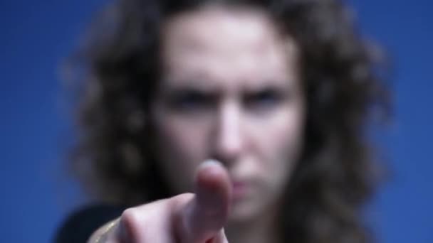 Mujer Molesta Señalando Con Dedo Cámara Agitando Rechazo Primer Plano — Vídeo de stock