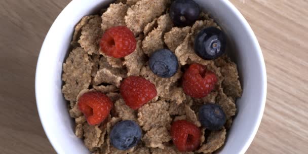 Desayuno Mañana Cereal Trigo Con Frambuesas Arándanos Parte Superior Visto — Vídeos de Stock