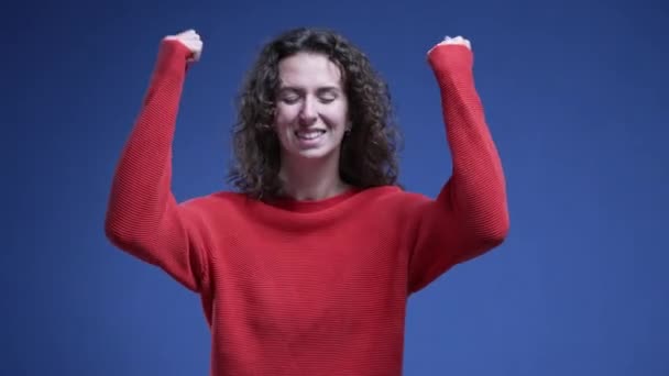 Mulher Comemorando Sucesso Levantando Punho Sentindo Prazer 20S Pessoa Celebra — Vídeo de Stock