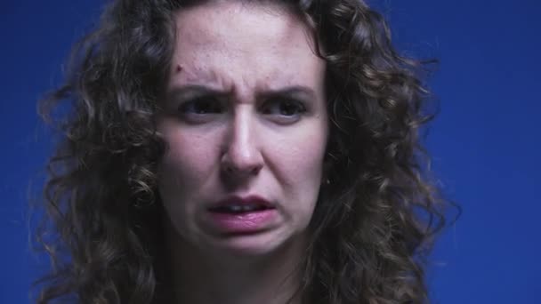 Großaufnahme Des Gesichts Einer Frau Die Ekel Und Verachtung Empfindet — Stockvideo
