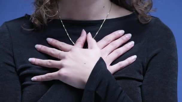 特写女人把手放在胸前暖暖的手势上 感恩的概念 — 图库视频影像