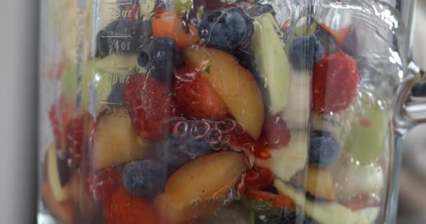 Aggiungere Acqua Pezzi Frutta All Interno Del Frullatore Preparare Bevande — Video Stock