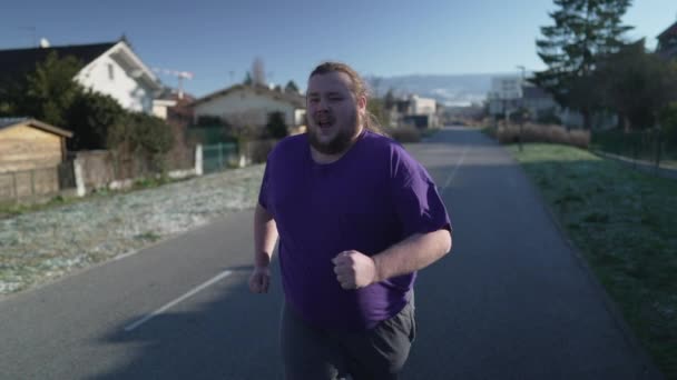 Ένας Χοντρός Νεαρός Που Τρέχει Έξω Αποφασισμένος Χάσει Βάρος Και — Αρχείο Βίντεο