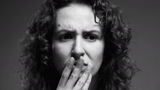 Психічна Жінка Яка Розглядає Складне Рішення Чорно Білому Монохроматичному Кліпі — стокове відео