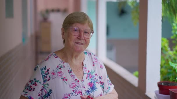Счастливая Пожилая Женщина Лет Смотрит Камеру Заднем Дворе Крупным Планом — стоковое видео