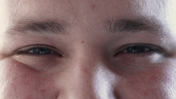 Glad Ung Man Makro Närbild Ler Mot Kameran — Stockvideo