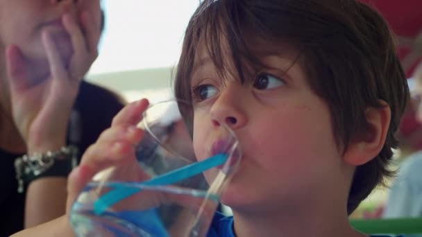 Restoranda Kendine Saman Döken Küçük Çocuk Sıcak Yaz Günü Nde — Stok video