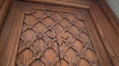 Geleneksel Antik Kapı 'daki Detaylı Ahşap Süslemeler, Eski Dünya Kapısı Zarafeti Dekoratif Ahşap Tasarımlar