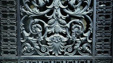 Klasik Güzellik - Avrupa Kapı Önü 'nden Süslü Detaylar. Eski Dünya Büyüsü, Geleneksel Mimari Bina Kapanışı