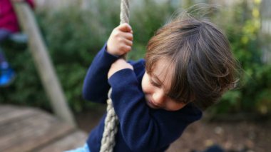Halk Parkı 'nda Çocuk Tutma ve Kabloya Kaydırma İpi