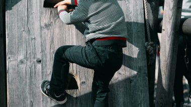 Aktif Oyuna Katılan, Sonbaharda Halk Parkında Oyun Sahasına Tırmanan Çocuk