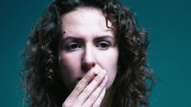 Derin Düşüncelere dalmış Düşünceli Kadın, Çene Üstünde El Dinleniyor. Çenesinde Elle Düşünceli Kadın ve Meditasyon Bakışı