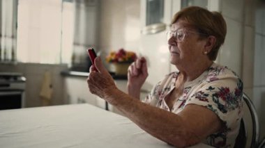 YaşIı Kafkasyalı Kadın Yurtiçi Yaşam Tarzına Bağlandı, Ev Mutfağında Sosyal Medya Arasında Telefonla Kaydediyor