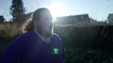 Egzersize ara veren kilolu insan, dışarıda soğuktan derin bir nefes alır.