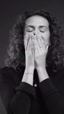 Dikey Videoda Eksik Kadın Kaplama Yüzü dramatik tek renkli siyah beyaz Pişmanlık İfadesi