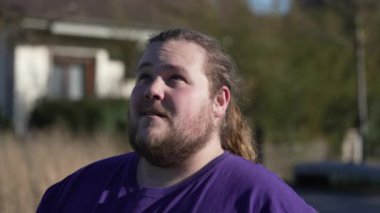 Dindar genç bir adam yüzünü gökyüzüne çevirip umutla gülümsüyor. Sadık insan şükran duyar.