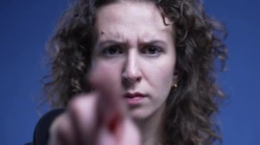 Biri kamerayı işaret ederek 