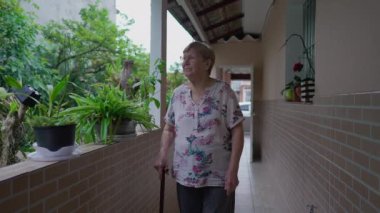 Düşünceli Kafkas Kadın 80 'li yaşlarda Evinde Yürüyor, Bahçeyi Yürüyen Sopayla Düşünüyor