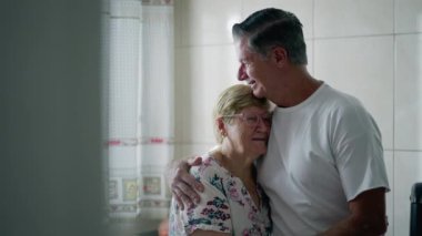 Büyük oğlunun evde yaşlı anneye sarıldığı, özgün aile şefkati ve bakımı olduğu samimi bir an.