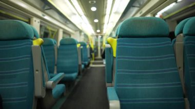 Kimse olmadan boş tren koltukları. Toplu taşımada yolcu yok.