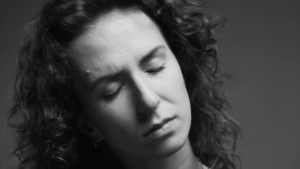 硬い首を経験している人 黒と白で体の痛みを持っている女性 — ストック動画