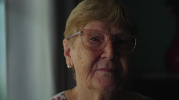 Starší Starší Žena Detailní Pohled Kameru Vážným Výrazem Dramatické Osvětlení — Stock video