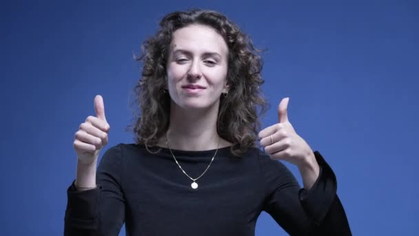 Жінка Дає Великі Пальці Синьому Фоні Жінки Показують Схвалення Позитивний — стокове відео