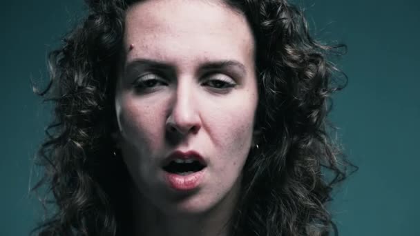 Verängstigte Frau Bedeckt Mund Unter Schock Gestresste Reaktion — Stockvideo
