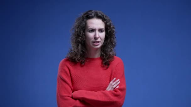 Mujer Sintiendo Disgusto Aprensión Cruzar Los Brazos Mientras Siente Ansiosa — Vídeo de stock