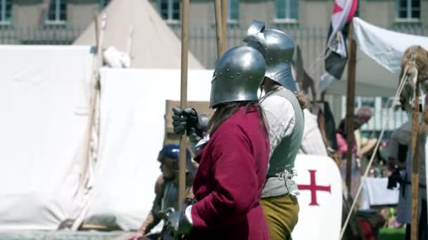 Υπερασπιστές Της Ιστορίας Των Υψωμένων Στρατιωτών Λόγχες Αναπαράσταση Μεσαιωνική Συγκέντρωση — Αρχείο Βίντεο