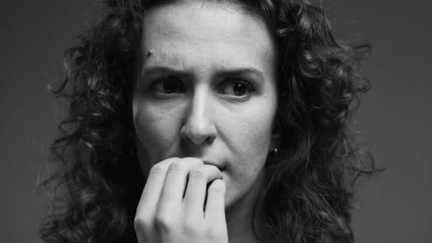 Zamyšlená Mladá Žena Kouše Nehty Cítí Ohromená Problémy Osoba Bojující — Stock video