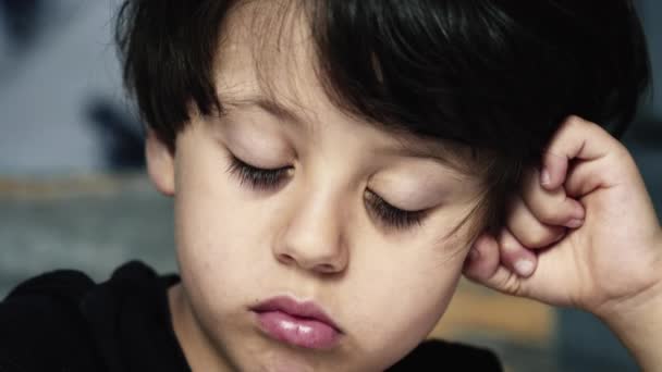 Hluboko Denních Snech Znuděném Pohledu Pohybu Očí Mladého Chlapce Detailní — Stock video