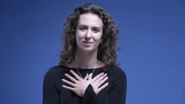 Vrouw Die Hartvorm Doet Met Handen Een Blauwe Achtergrond Die — Stockvideo