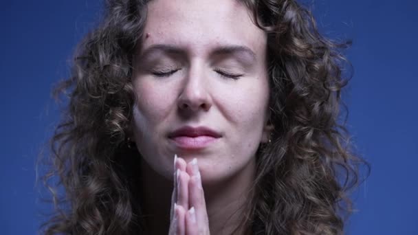 手で神に祈る女性は HopeとFaithのクローズアップフェイスと一緒にクレンジングしました — ストック動画