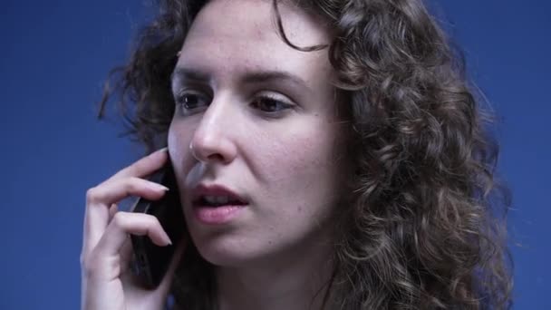 Κοντινό Πλάνο Πρόσωπο Της Γυναίκας Που Απαντά Στο Τηλέφωνο 20S — Αρχείο Βίντεο