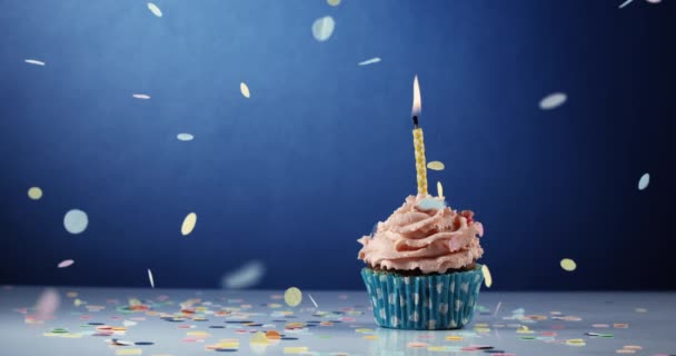 Delicioso Cupcake Com Espumantes Confetes Mesa Contra Fundo Azul — Vídeo de Stock