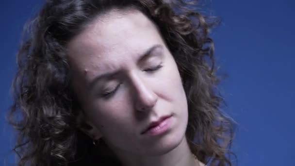 颈部疼痛的女人20多岁的女性特写 由于压力而试图抚平僵硬的脖子 感觉筋疲力尽 — 图库视频影像