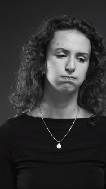 Крупным Планом Лицо Расстроенной Женщины Испытывающей Раздражение Глубокий Вздох Драматическом — стоковое видео