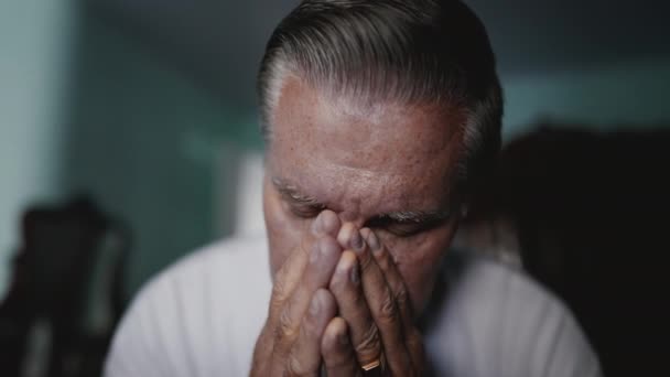 Hombre Caucásico Mediana Edad Luchando Con Las Dificultades Vida Sufriendo — Vídeo de stock