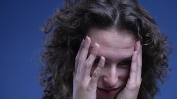 Gefrustreerde Jonge Vrouw Bedekt Gezicht Met Handen Voelt Spijt Angst — Stockvideo