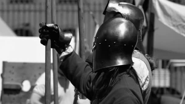 Średniowieczny Żołnierz Trzymający Włócznie Noszący Stalowe Hełmy Dramatycznej Monochromatycznej Czerni — Wideo stockowe