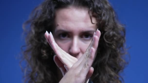 女人的反应是拒绝与人握手 推出并摇动不合格观众的手指的人 特写镜头 — 图库视频影像