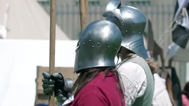 Cavalieri Medievali Che Reggono Lance Indossano Caschi Acciaio Stand Alla — Video Stock
