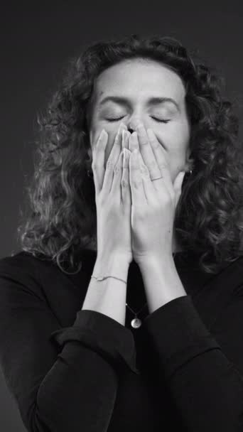 Mujer Desesperada Cubriendo Cara Video Vertical Expresión Arrepentimiento Blanco Negro — Vídeos de Stock