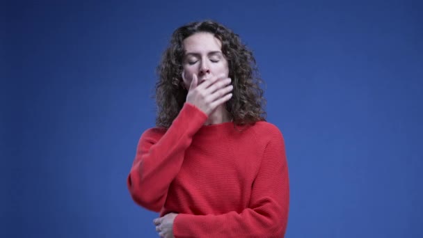 Κουρασμένη Γυναίκα Χασμουρητό Που Καλύπτει Στόμα Αίσθημα Κόπωσης Χέρι Και — Αρχείο Βίντεο