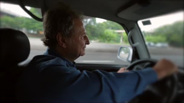 Starszy Kierowca Trzymający Kierownicę Mieście Starszy Mężczyzna Kaukaski Osoba Jazdy — Wideo stockowe