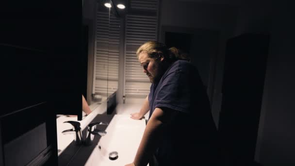 Депрессивный Человек Стоит Перед Зеркалом Ванной Смотрит Свое Отражение Безнадежный — стоковое видео