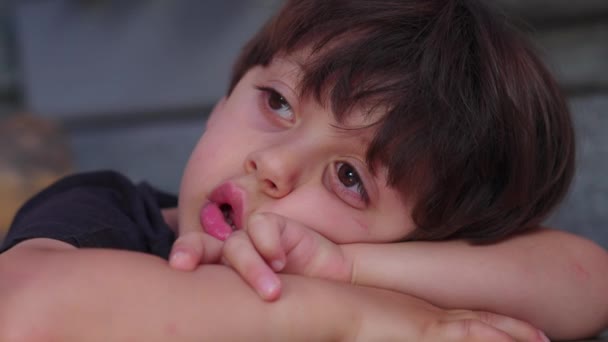 Primer Plano Del Niño Aburrido Babeando Mirando Distancia Soñando Despierto — Vídeos de Stock